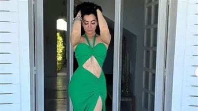 ميرهان حسين حديث مواقع التواصل الاجتماعي بعد إطلالتها بفستان جرئ