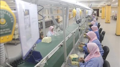 مدير مصنع العدادات الإلكترونية: السيدات أثبتن كفاءتهن في التعامل مع التكنولوجيا المعقدة