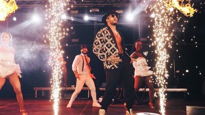 شاهد.. محمد رمضان يشارك جمهوره بصور جديدة من حفله الأخير باليونان