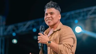 شاهد.. عمر كمال بصحبه والدته وشقيقته في أحدث ظهور له 