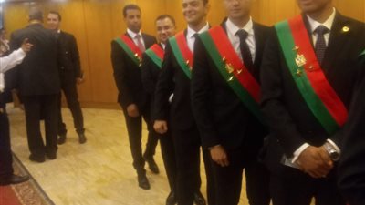 أعضاء النيابة الإدارية الجدد يلتقطون صورًا تذكارية قبل حلف اليمين