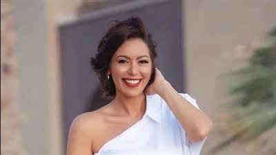 بمايوه مشجر.. لقاء الخميسي تغازل زوجها