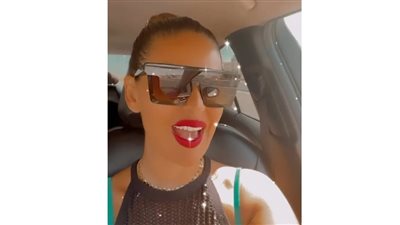 من داخل سيارتها.. مي سليم تغازل جمهورها ومحبيها 