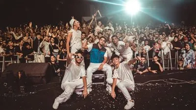 برقصات وألعاب نارية.. عنبة يخطف مسامع ألفين شخص بـ14 أغنية على مسرح الزمالك