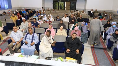 محافظ سوهاج والسكرتير المساعد يلتقيان بـ 132 مواطنا لبحث مطالبهم وحل شكواهم