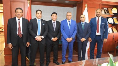 النقيب العام والمحافظ يبحثان حل أزمة نقص أعداد الأطباء البيطريين بسوهاج