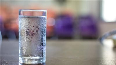 خبير تغذية علاجية يحذر من شرب المياه المثلجة بعد المجهود (فيديو)