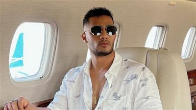 لحظة خروجه من صلاة الجمعة.. الجمهور يتدافع لالتقاط الصور مع محمد رمضان