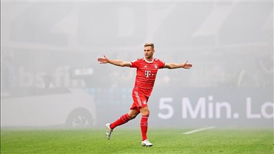 بايرن ميونخ يكتسح آينتراخت فرانفكورت بالخمسة.. وكيميتش يسجل هدفًا عالميًا (فيديو)