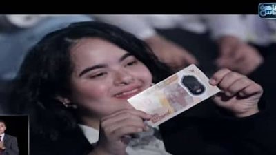 عصام يوسف يهدي فتاة من ذوي الهمم 10 جنيه بلاستيكية بـ 