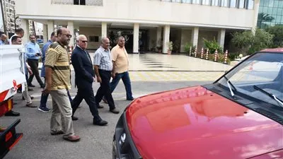 محافظ بورسعيد يتفقد عددا من السيارات والمعدات تم رفع كفاءتها
