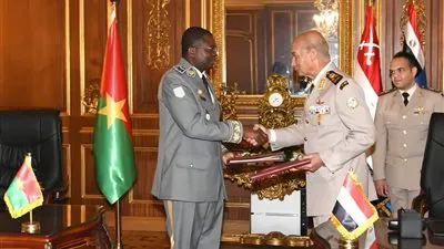 وزير الدفاع والإنتاج الحربي يلتقي نظيره من جمهورية بوركينا فاسو 