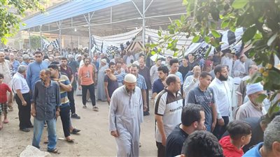 أهالي الدقهلية يشيعون جنازة زوجين وابنهما لقوا مصرعهم في حادث سير