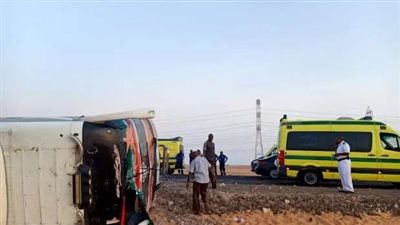 إصابة 13 شخصا في انقلاب أتوبيس على طريق أبو سمبل جنوب أسوان