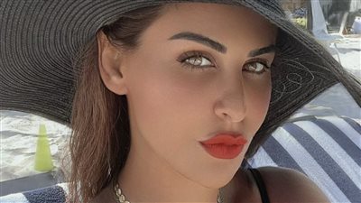 شاهد.. مي سليم بفستان تايجر أمام البحر