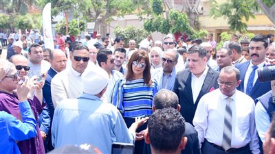 وزيرة الهجرة ومحافظ الدقهلية يسلمان 30 صيادا مراكب جديدة