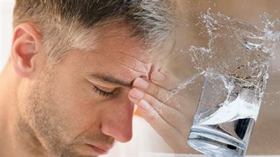 استشاري تغذية يوضح أهم أعراض الإصابة بالجفاف (فيديو)