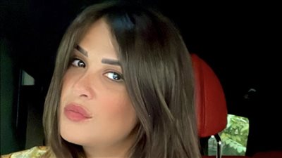 من داخل سيارتها.. ياسمين عبدالعزيز تتألق بأحدث ظهور لها 