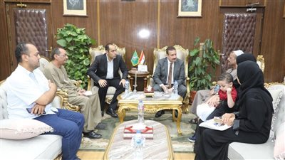 محافظ المنوفية يستقبل أسرة شهيد لقمة العيش الصيدلى أحمد حاتم بمكتبه