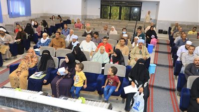 محافظ سوهاج ونائبه والسكرتير المساعد يلتقون بـ 142 مواطنا لبحث مطالبهم وحل شكواهم