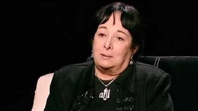 تفاصيل.. سر إرتداء سميرة عبد العزيز سلسلة مطبوع عليها صورة زوجها