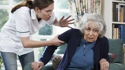 تصل للحبس 5 سنوات.. عقوبات إهمال المُسنين بالقانون الجديد