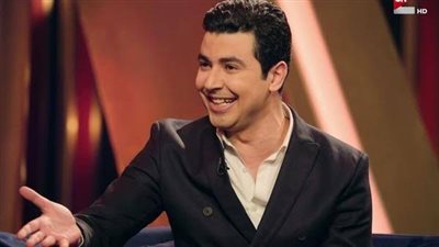محمد أنور بسيلفي أمام المرآة في أحدث ظهور له