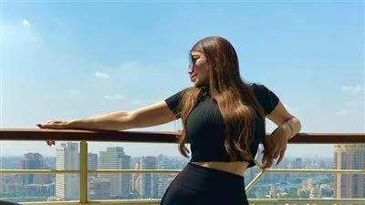 ياسمين الخطيب تخطف الأنظار بالأسود على نهر النيل 