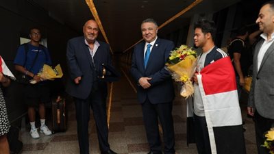 محافظ البحر الأحمر يستقبل بعثة السباحين المصريين الأصحاء وذوي الهمم في مطار الغردقة