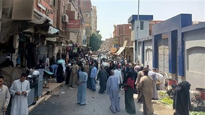 لحين تدبير مكان بديل.. مرور ومتابعة لشارع السوق وسط مدينة دشنا