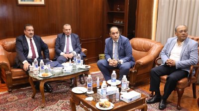 محافظ المنوفية ورئيس مجلس إدارة التنمية الحضرية يستعرضان مشروع إنشاء 1672 وحدة سكنية