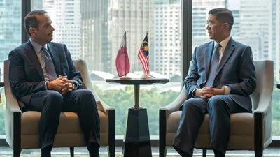 وزير خارجية قطر يلتقي ملك ماليزيا في كوالالمبور 