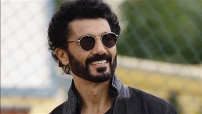 بإطلالة صيفية.. خالد النبوي يتألق بأحدث ظهور له 