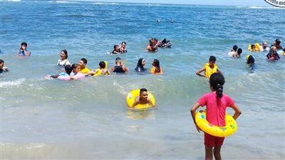 150 طفلا من مرضى الشلل الدماغي في شاطئ ذوي الهمم بالإسكندرية (صور)