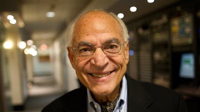 فاروق الباز يطالب بالسجن المؤبد لمن يعتدي على الأراضي الزراعية 