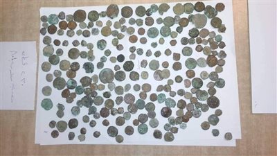 تفاصيل إحباط تهريب 97 عملة أثرية عبر مطار الأقصر (فيديو)