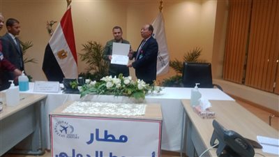 مدير مطار أسيوط الدولى يكرم عامل لإعادته مشغولات ذهبية مفقودة لراكبة