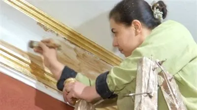 سيدة تعمل بالنقاشة: 