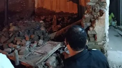 مصرع طفل وإصابة شخصين أخرين في انهيار جزئي لـ 