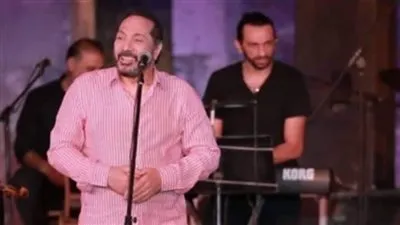 بقميص وردي وبنطال أبيض.. إطلالة كاجوال للحجار في حفلة بمهرجان القلعة