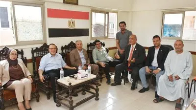 بعد واقعة انهيار الكوبري.. محافظ الشرقية يزور قرية العزيزية ويستمتع للمواطنين