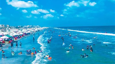 شاطىء بورسعيد يستقبل الٱلاف من الزائرين للاستمتاع بالأجواء الصيفية 