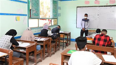 محافظ قنا يتفقد لجنة امتحانات الدور الثانى للثانوية العامة بقوص