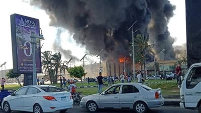محاولة السيطرة على حريق كارفور بالإسكندرية