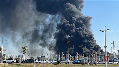 شاهد.. 5 مصابين في حريق كارفور الإسكندرية.. ولا خسائر في الأرواح 