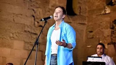 وسط هتفات مدوية مدحت صالح يطلق حفله في القلعة بأغنية 