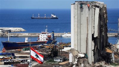 انهيار أجزاء جديدة من صوامع مرفأ بيروت (فيديو)