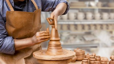 برلماني يطالب باستراتيجية للنهوض بالاقتصاد الإبداعي لمنع الحرف اليدوية من الاندثار 