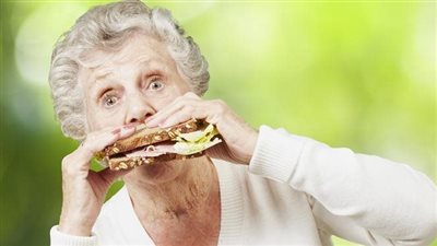 استشاري تغذية يُحذر من خطورة زيادة البروتين على كبار السن (فيديو)