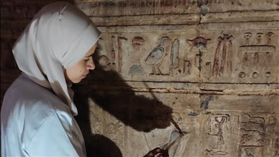 السياحة والآثار تعلن انتهاء ترميم صالة قدس أقداس معبد دندرة